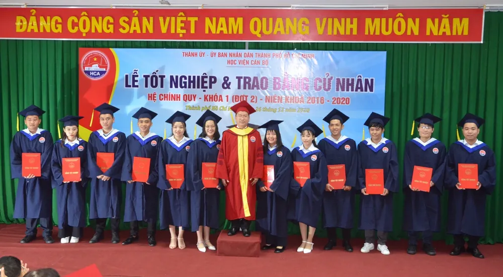 135 sinh viên Học viện Cán bộ TPHCM nhận bằng tốt nghiệp ảnh 1
