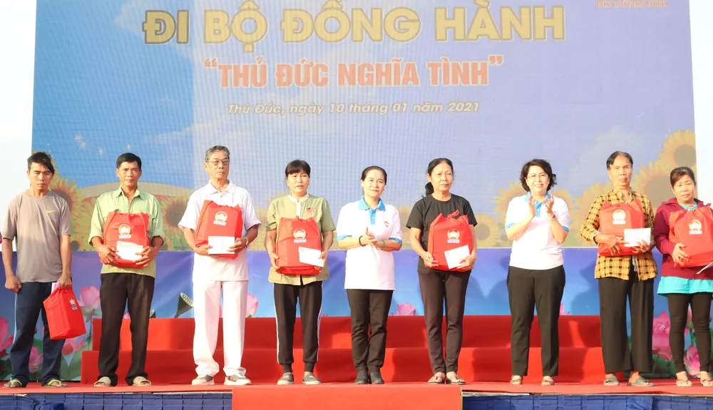 Chương trình đi bộ đồng hành “Thủ Đức nghĩa tình” quyên góp 3,9 tỷ đồng chăm lo cho người nghèo ảnh 2