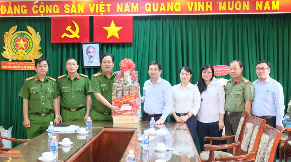 Lãnh đạo TPHCM chúc tết lực lượng vũ trang  ​ ảnh 2