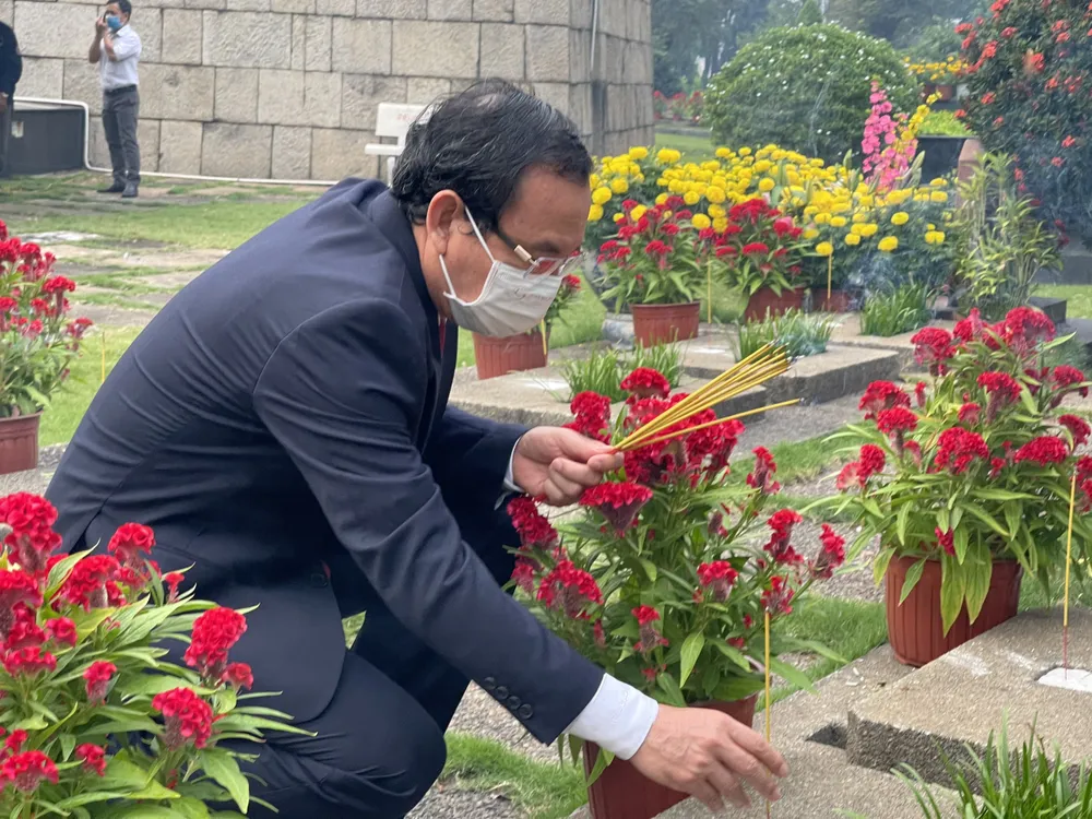 Lãnh đạo TPHCM dâng hương, dâng hoa tưởng niệm các anh hùng liệt sĩ nhân dịp Tết Tân Sửu  ảnh 2