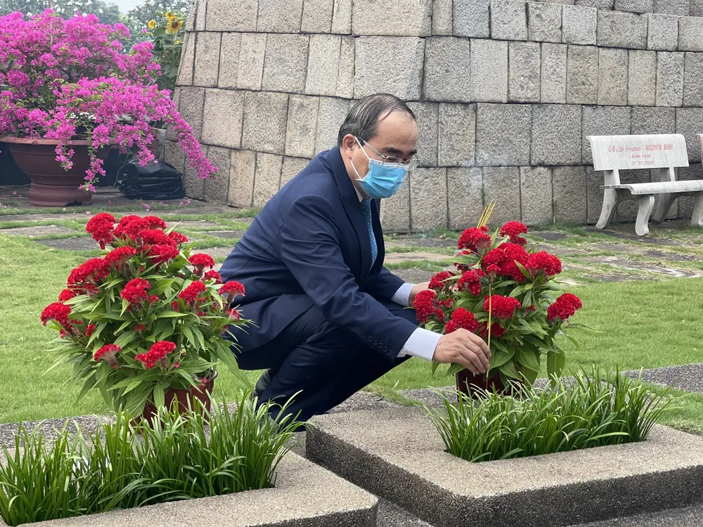 Lãnh đạo TPHCM dâng hương, dâng hoa tưởng niệm các anh hùng liệt sĩ nhân dịp Tết Tân Sửu  ảnh 3