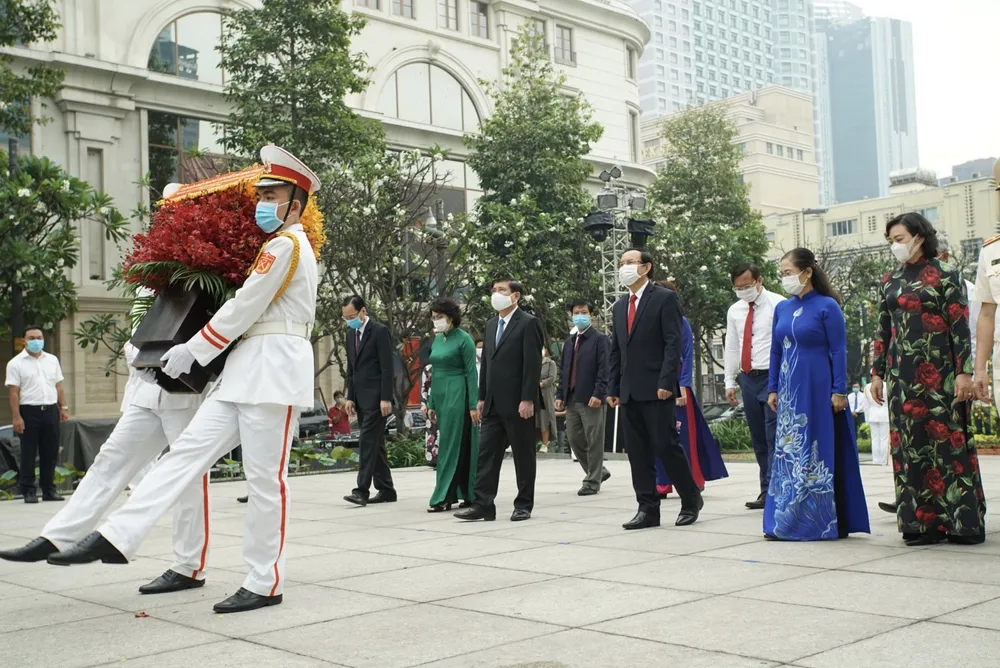 Lãnh đạo TPHCM dâng hương, dâng hoa tưởng niệm các anh hùng liệt sĩ nhân dịp Tết Tân Sửu  ảnh 6