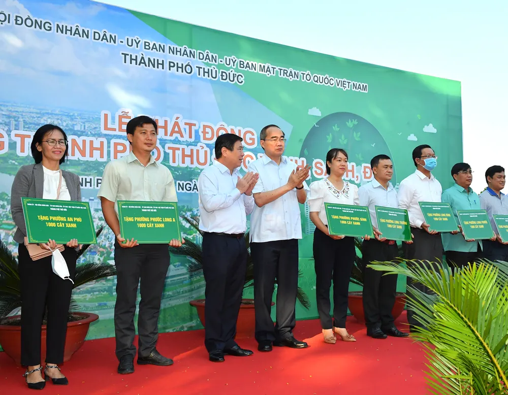 TP Thủ Đức phát động, ra quân trồng cây xanh, dọn dẹp vệ sinh môi trường ảnh 3