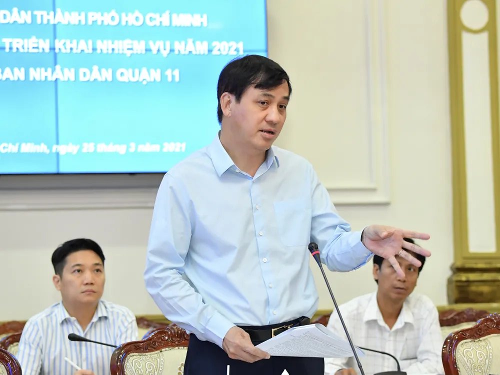 Phó Chủ tịch UBND TPHCM Lê Hòa Bình làm việc duyệt kế hoạch triển khai nhiệm vụ năm 2021 của UBND quận 11. Ảnh: VIỆT DŨNG