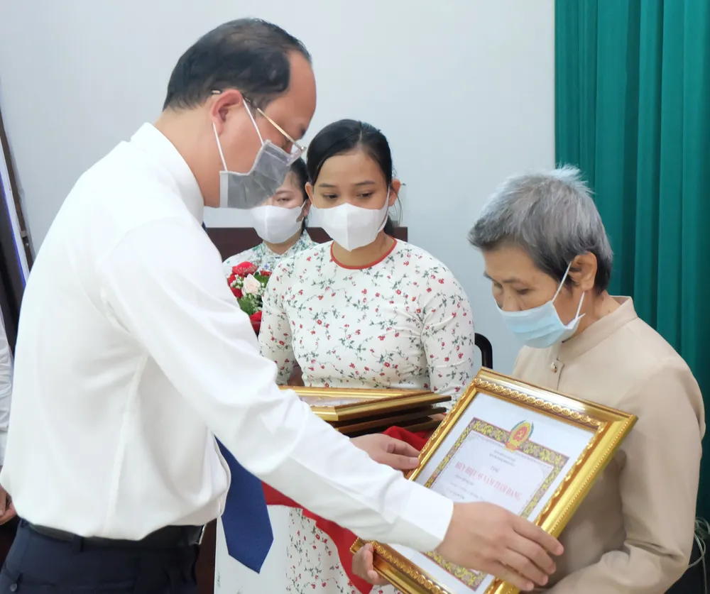 Trao Huy hiệu Đảng cho đảng viên cao tuổi Đảng ảnh 7