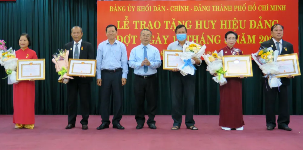 Đảng ủy Khối Dân - Chính - Đảng trao Huy hiệu Đảng cho 14 đảng viên cao tuổi Đảng ảnh 1