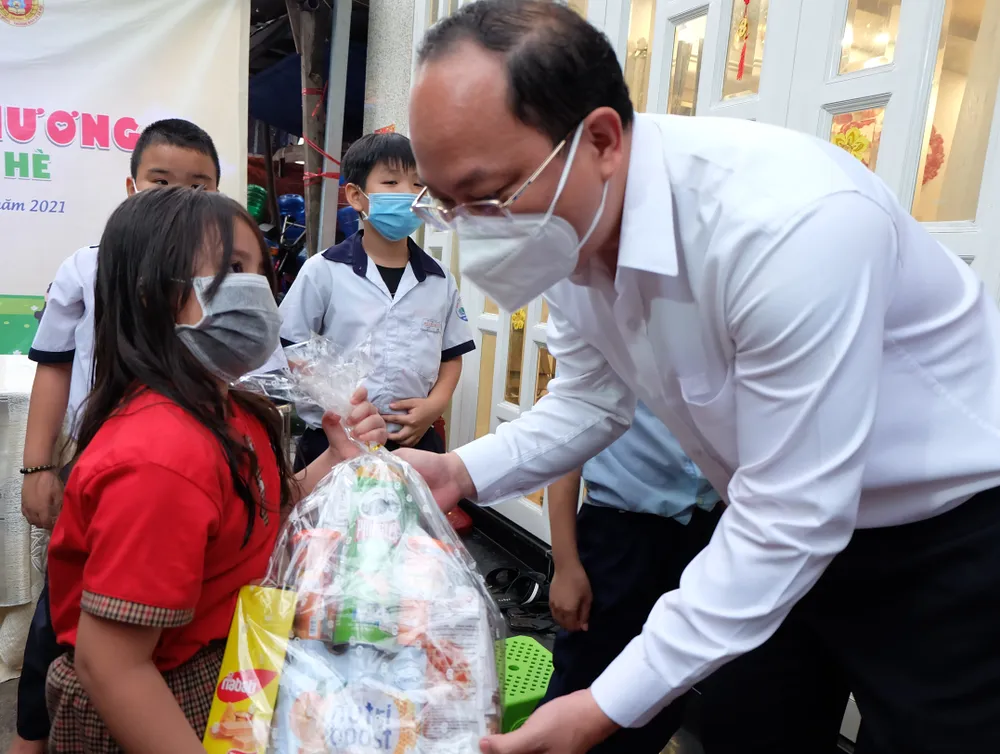 Lãnh đạo TPHCM thăm lực lượng làm nhiệm vụ phòng chống dịch Covid-19 ảnh 3