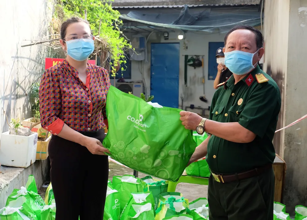Đi chợ giúp người dân bị ảnh hưởng bởi dịch Covid-19  ảnh 4