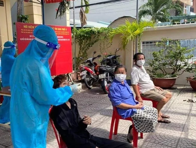 Lấy mẫu xét nghiệm cho người dân trước khi dừng thiết lập cách ly y tế