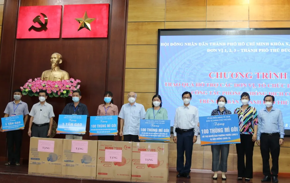 Nhiều đơn vị trao&nbsp;quà cho tuyến đầu chống dịch, khu phong tỏa ảnh 1
