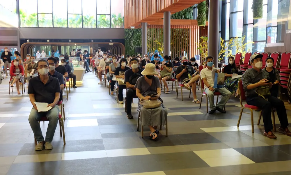 Hơn 660 người nước ngoài ở quận 7 được tiêm vaccine phòng Covid-19 ảnh 1