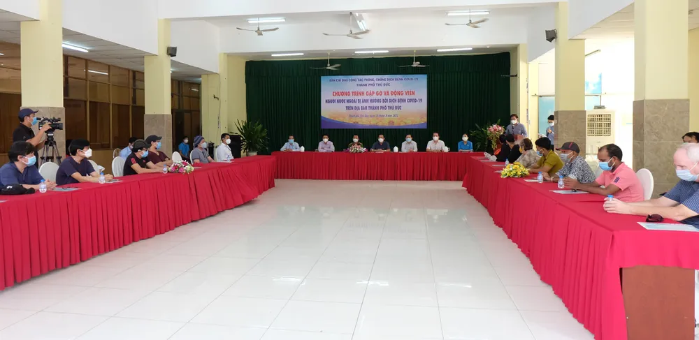 Chương trình gặp gỡ và động viên người nước ngoài bị ảnh hưởng bởi dịch Covid-19 đang sinh sống tại TP Thủ Đức. Ảnh: THU HƯỜNG