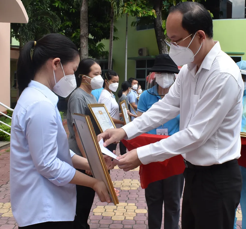 TPHCM đón 91 tình nguyện viên tôn giáo hoàn thành nhiệm vụ chống dịch Covid-19 ảnh 1