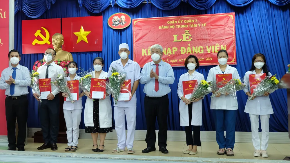 Quận 7 kết nạp Đảng cho 21 quần chúng ưu tú ảnh 2