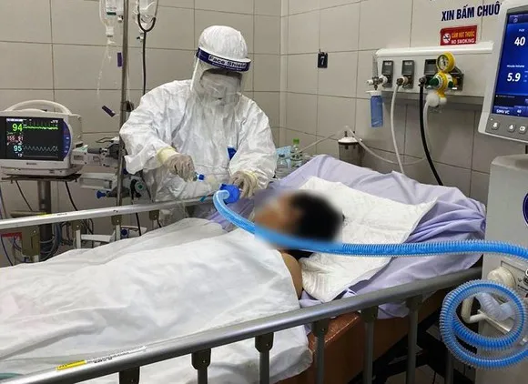 Mắc Covid-19 nặng, cụ bà gần 100 tuổi được xuất viện sau 20 ngày điều trị ảnh 1