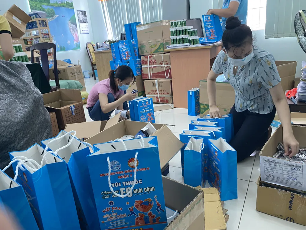 Quận 7 tặng 1.000 túi thuốc chăm sóc sức khỏe F0 tại nhà ảnh 1