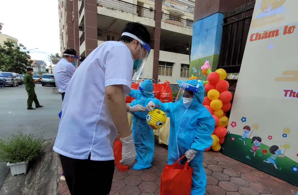 Lãnh đạo TP Thủ Đức thăm, tặng quà trung thu cho các em thiếu nhi mắc Covid-19 ảnh 2