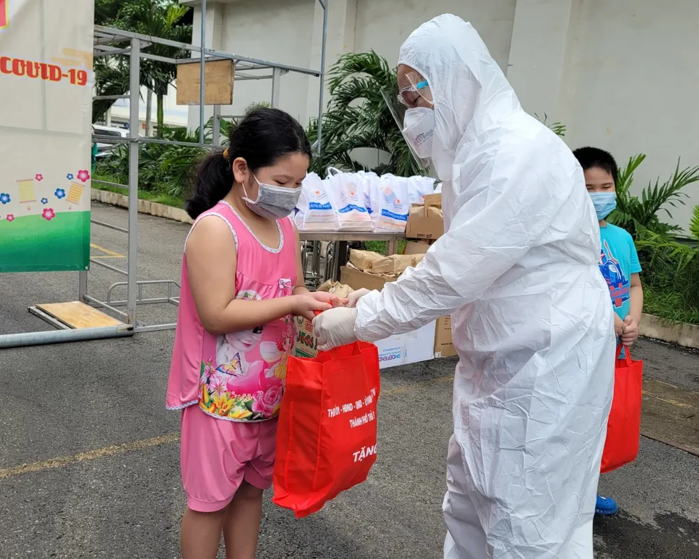 Lãnh đạo TP Thủ Đức thăm, tặng quà trung thu cho các em thiếu nhi mắc Covid-19 ảnh 4
