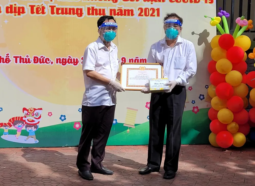 Lãnh đạo TP Thủ Đức thăm, tặng quà trung thu cho các em thiếu nhi mắc Covid-19 ảnh 5