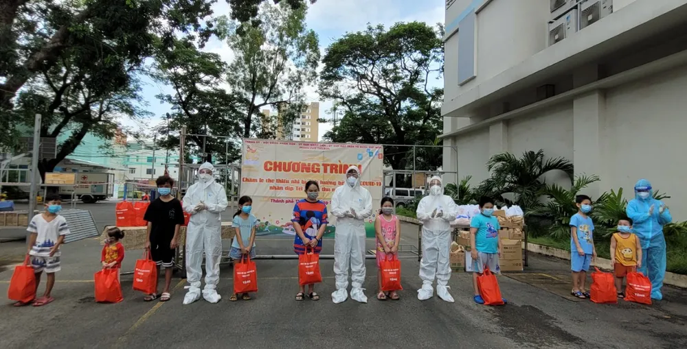 Lãnh đạo TP Thủ Đức thăm, tặng quà trung thu cho các em thiếu nhi mắc Covid-19 ảnh 3