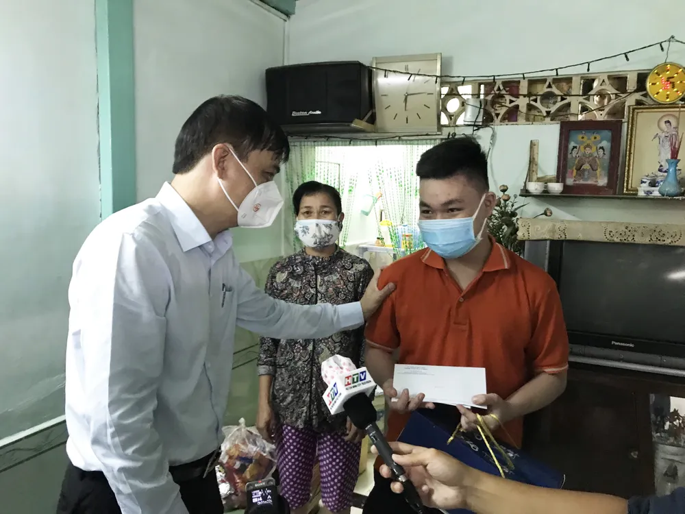 Lãnh đạo TPHCM thăm, trao quà Trung thu cho trẻ mồ côi vì Covid-19 ảnh 13