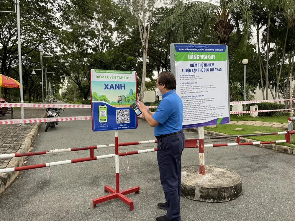 Quận 7 thí điểm mở cửa 2 công viên và 5 sân quần vợt phục vụ người dân ảnh 1
