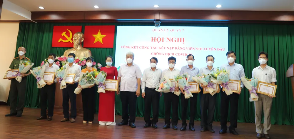 Quận 7 tổ chức 5 đợt kết nạp Đảng tại tuyến đầu với 175 đảng viên mới ảnh 2