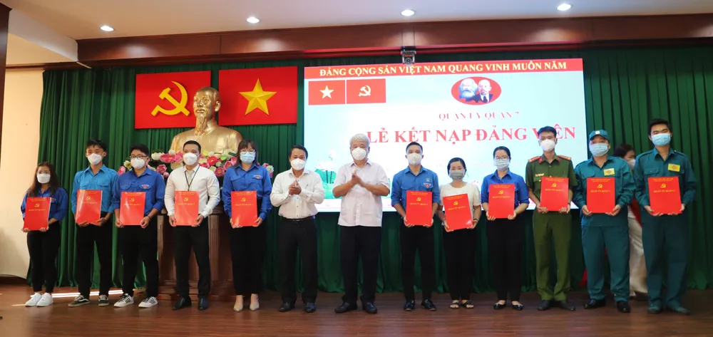 Quận 7 tổ chức 5 đợt kết nạp Đảng tại tuyến đầu với 175 đảng viên mới ảnh 1