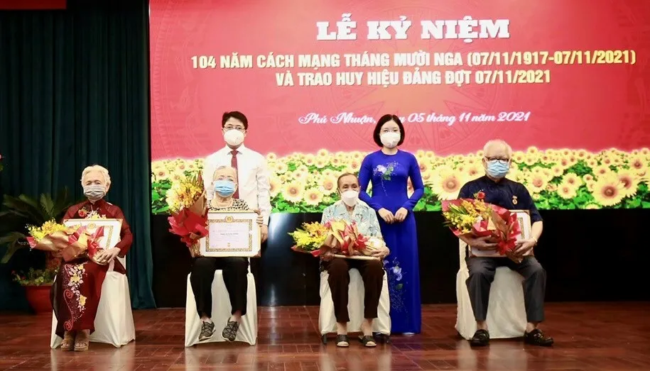 Đảng ủy Khối Dân – Chính – Đảng TPHCM trao Huy hiệu Đảng cho 13 đảng viên ảnh 3