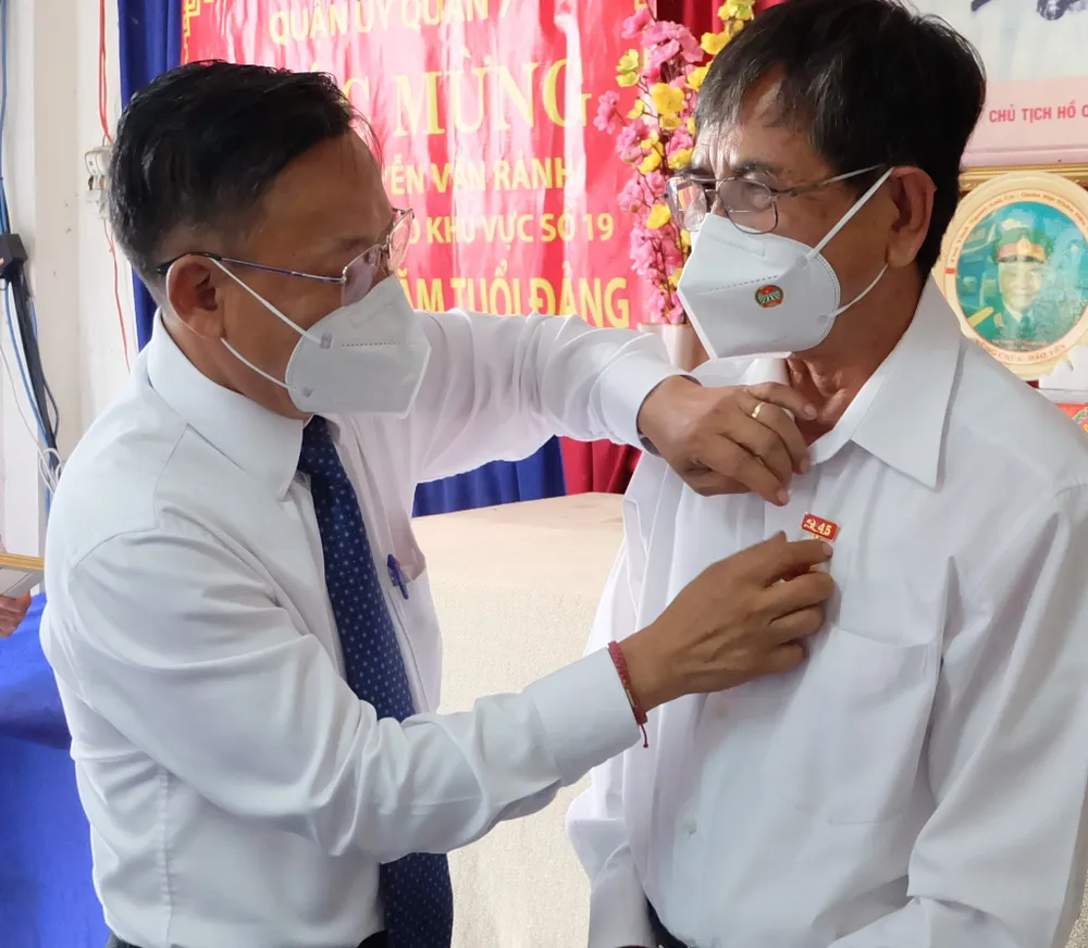 Đồng chí Nguyễn Hữu Hiệp trao Huy hiệu Đảng cho đảng viên cao tuổi Đảng ảnh 1