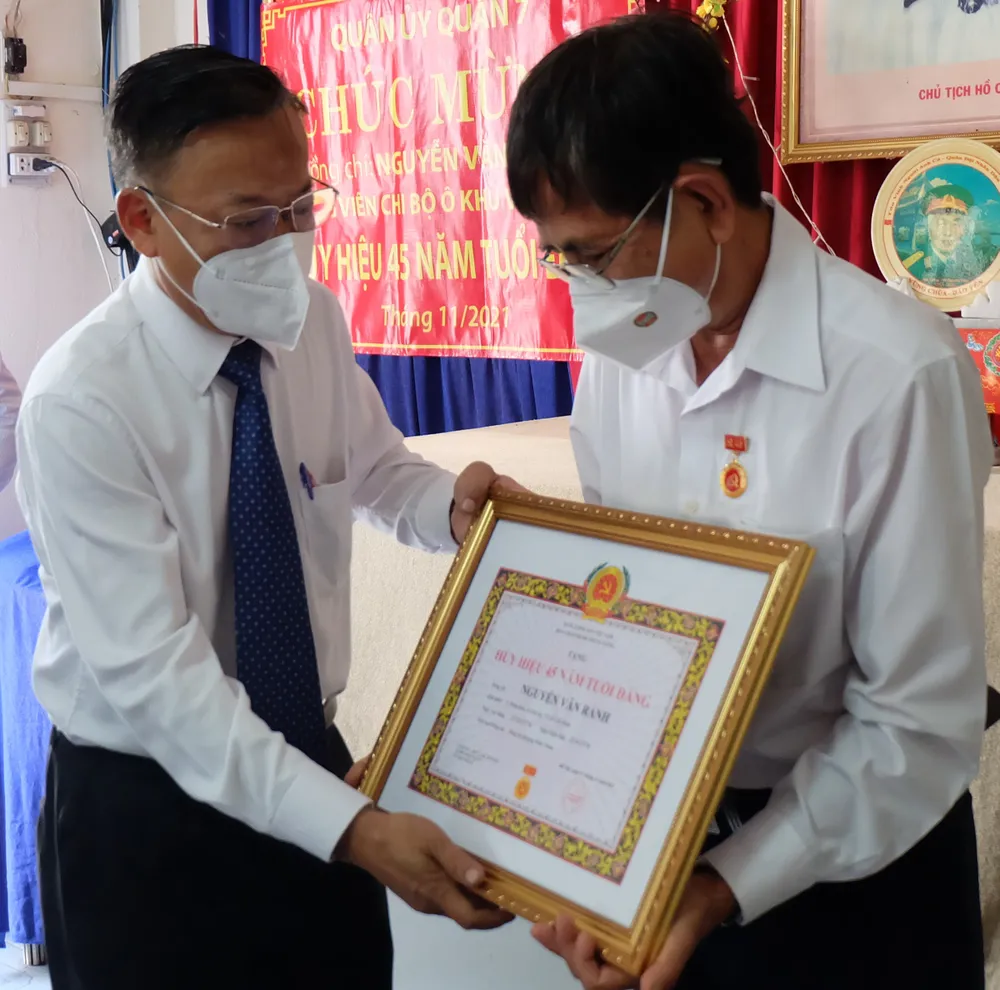 Đồng chí Nguyễn Hữu Hiệp trao Huy hiệu Đảng cho đảng viên cao tuổi Đảng ảnh 2