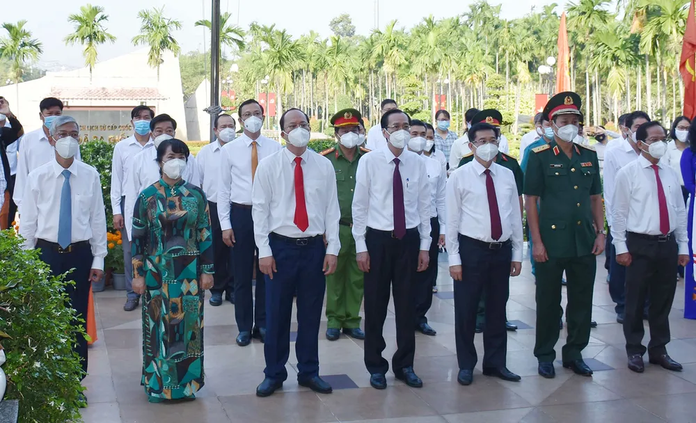 Lãnh đạo TPHCM dâng hương tại Khu tưởng niệm Ngã Ba Giồng ảnh 1