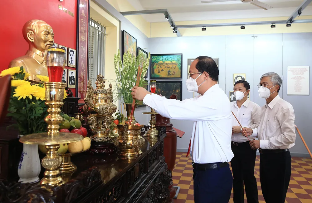 Lãnh đạo TPHCM dâng hương tại Khu tưởng niệm Ngã Ba Giồng ảnh 3
