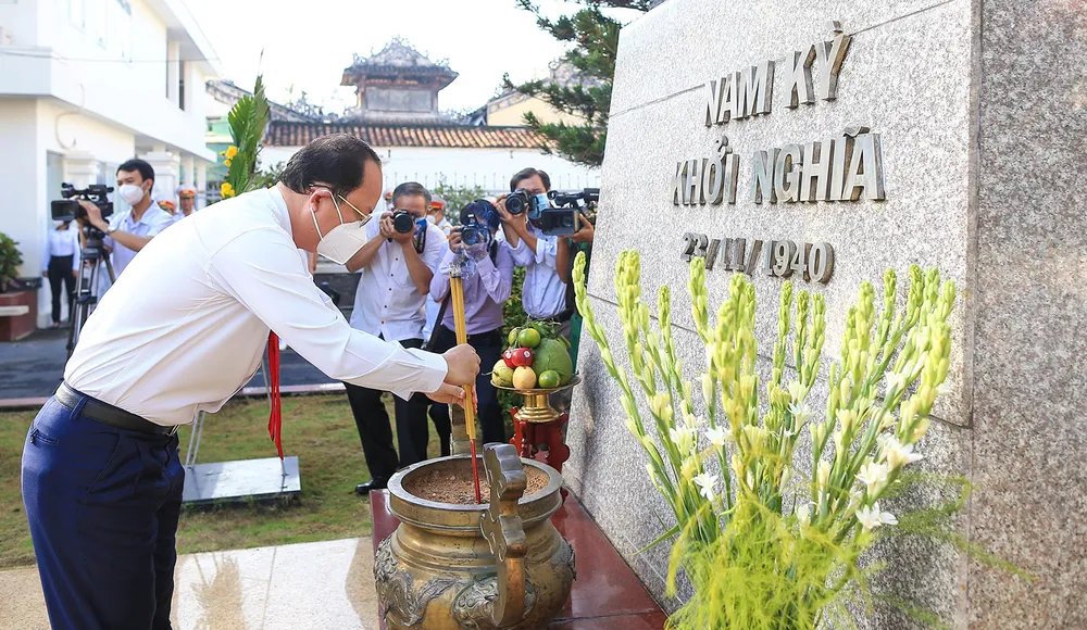 Lãnh đạo TPHCM dâng hương tại Khu tưởng niệm Ngã Ba Giồng ảnh 4