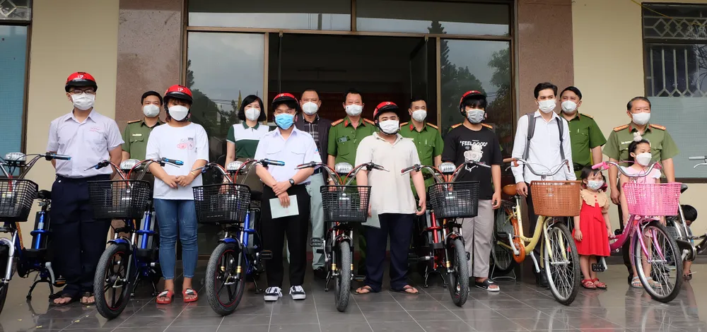 Công an TP Thủ Đức tặng sổ tiết kiệm cho trẻ mồ côi vì Covid-19 ảnh 2