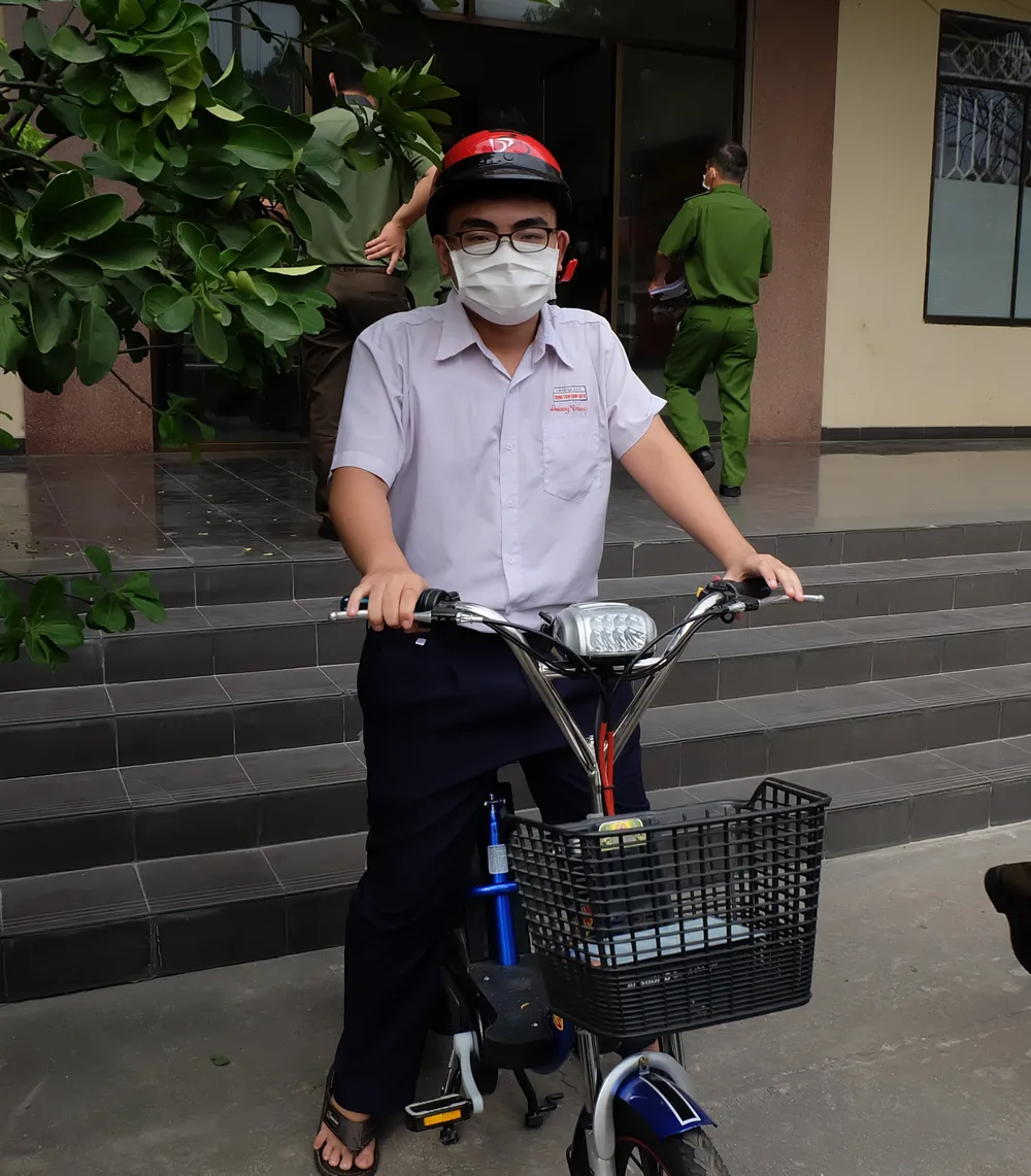 Công an TP Thủ Đức tặng sổ tiết kiệm cho trẻ mồ côi vì Covid-19 ảnh 3