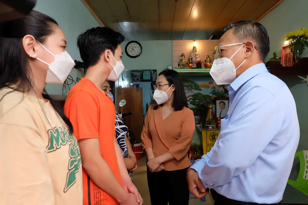 Lãnh đạo TPHCM thăm hỏi người thân của cán bộ, đảng viên mất vì Covid-19 ảnh 2