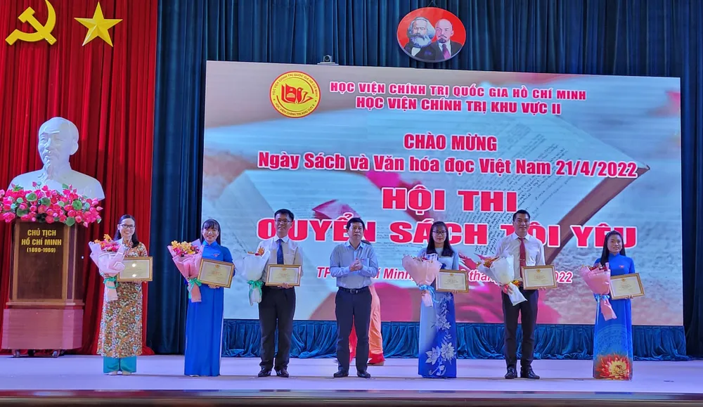 2 thí sinh giành giải nhất hội thi thuyết trình “Quyển sách tôi yêu” ảnh 1