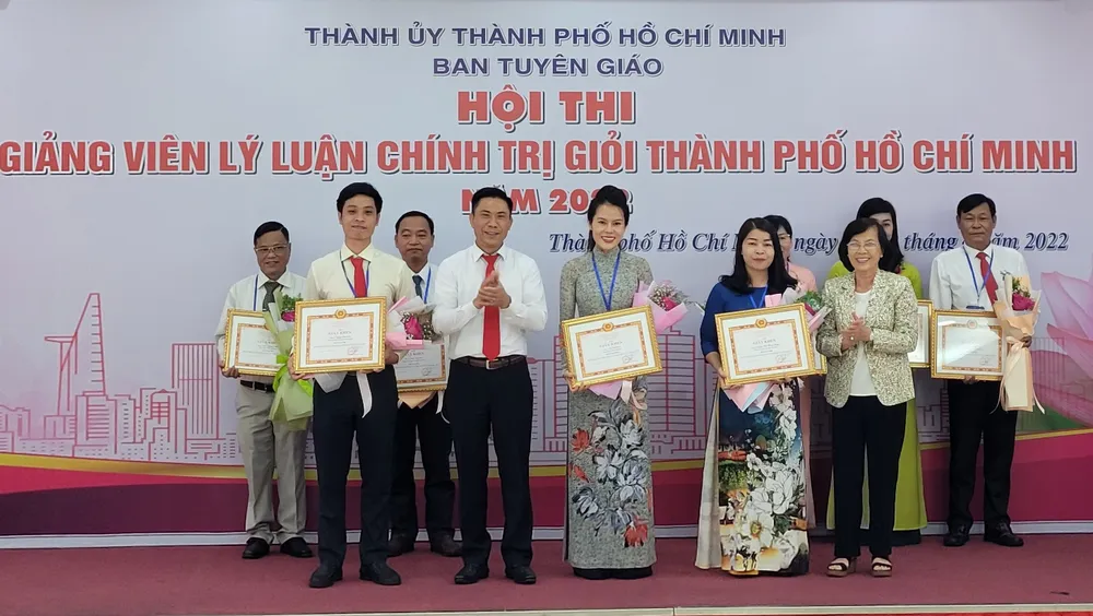 Giảng viên Võ Thị Hậu đoạt giải nhất hội thi giảng viên lý luận chính trị giỏi TPHCM năm 2022 ảnh 1