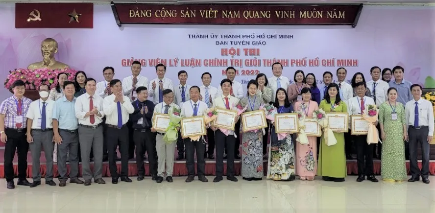 Giảng viên Võ Thị Hậu đoạt giải nhất hội thi giảng viên lý luận chính trị giỏi TPHCM năm 2022 ảnh 3