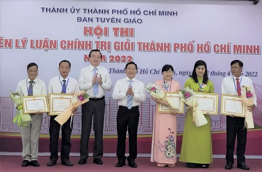 Giảng viên Võ Thị Hậu đoạt giải nhất hội thi giảng viên lý luận chính trị giỏi TPHCM năm 2022 ảnh 2