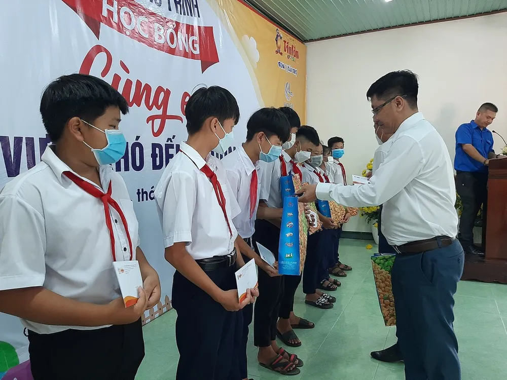 Trao học bổng trị giá gần 600 triệu đồng cho học sinh nghèo, hiếu học ảnh 2