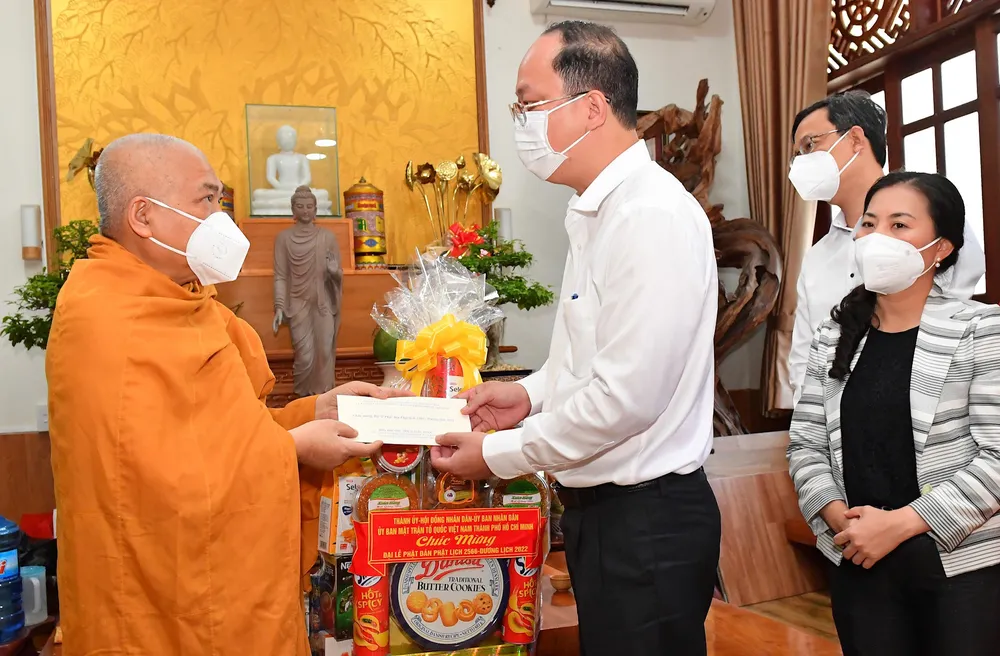 Lãnh đạo TPHCM thăm, chúc mừng Đại lễ Phật đản Phật lịch 2566 – Dương lịch năm 2022 ảnh 2