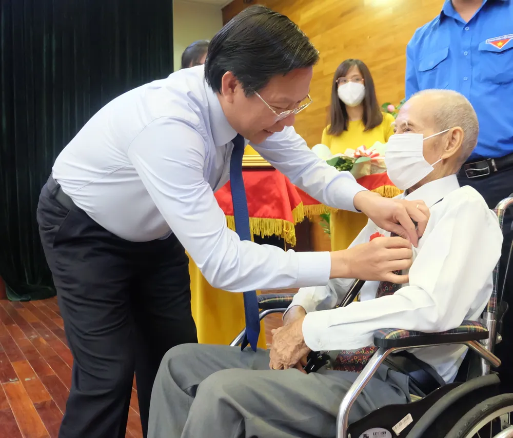 Chủ tịch UBND TPHCM Phan Văn Mãi trao Huy hiệu Đảng cho các đảng viên cao tuổi đảng tại quận 7 ảnh 2