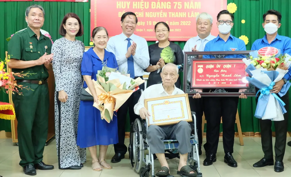 Chủ tịch UBND TPHCM Phan Văn Mãi trao Huy hiệu Đảng cho các đảng viên cao tuổi đảng tại quận 7 ảnh 4