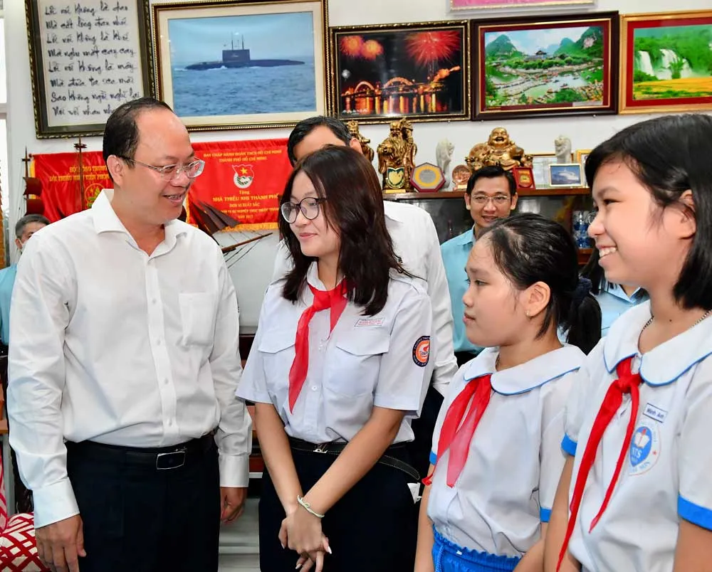 Đoàn đại biểu TPHCM thăm, chúc mừng thiếu nhi nhân Ngày Quốc tế Thiếu nhi 1-6 ảnh 2