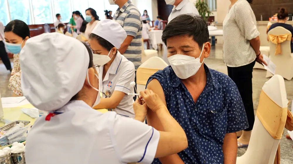 Tiêm vaccine mũi tăng cường cho đại biểu dự Hội nghị lần thứ 15 Ban Chấp hành Đảng bộ TPHCM ảnh 1