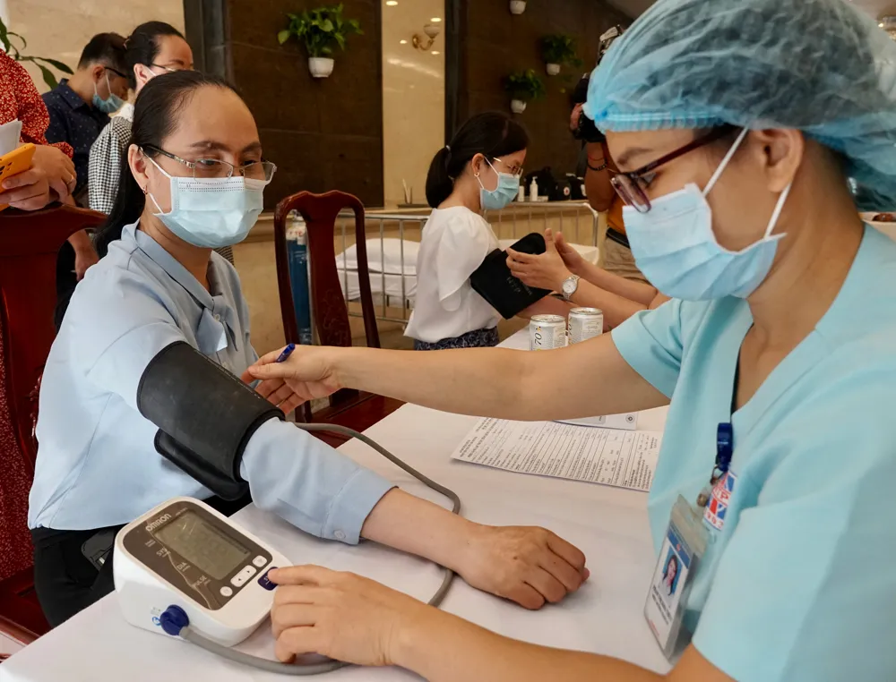 Tiêm vaccine mũi tăng cường cho đại biểu dự Hội nghị lần thứ 15 Ban Chấp hành Đảng bộ TPHCM ảnh 4