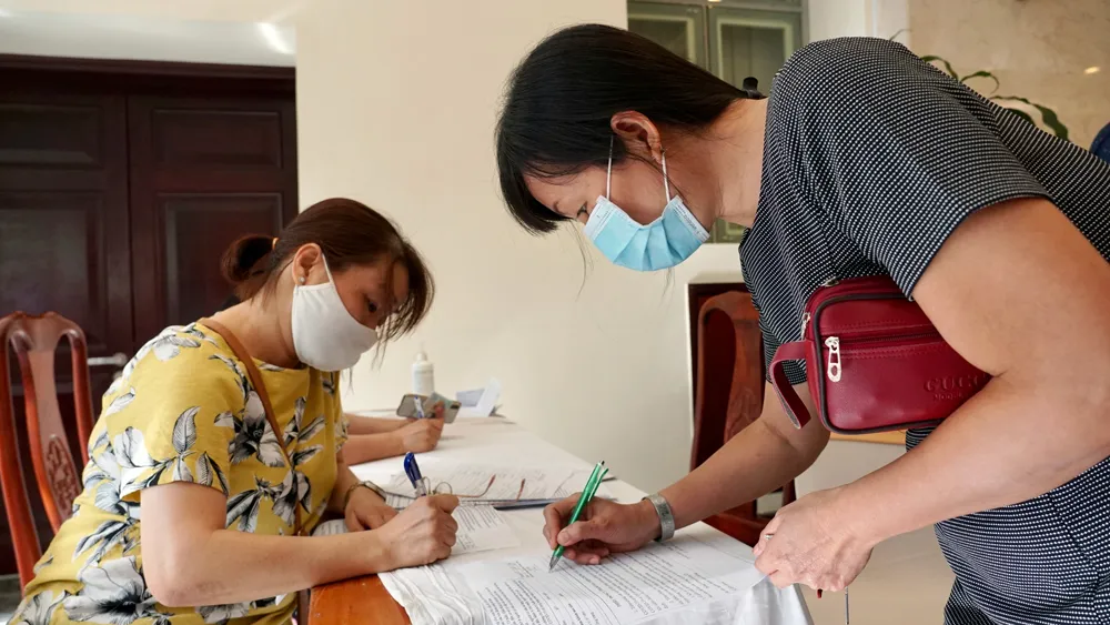 Tiêm vaccine mũi tăng cường cho đại biểu dự Hội nghị lần thứ 15 Ban Chấp hành Đảng bộ TPHCM ảnh 5