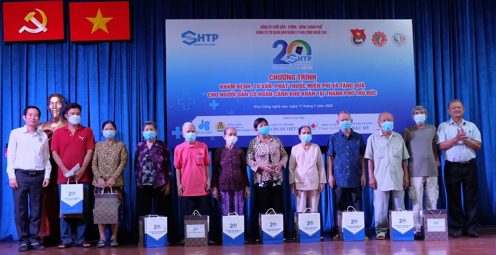 Khám bệnh, tặng quà cho 220 người dân khó khăn tại TP Thủ Đức ảnh 1